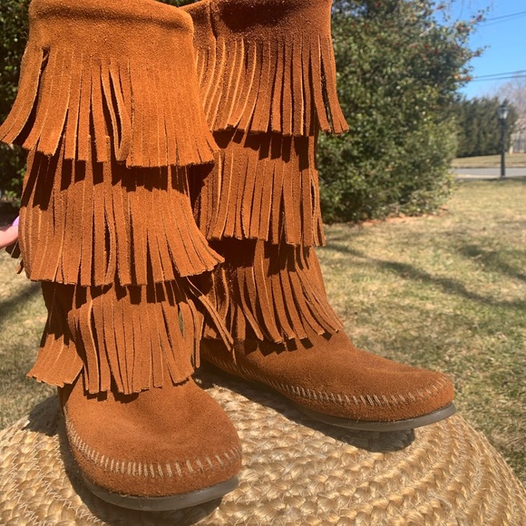 Minnetonka 3 Tier Fringe Boot - Picture 3 of 7